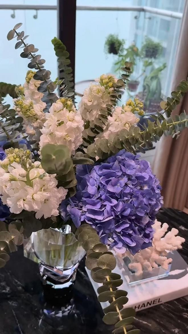 Người đẹp trổ tài cắm nhiều loại hoa.