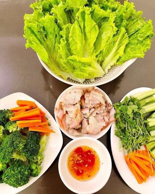 Các loại rau nhà trồng được Đỗ Thị Hà và mẹ hái vào chế biến những bữa cơm ngon cho gia đình. Ảnh: NSCC.