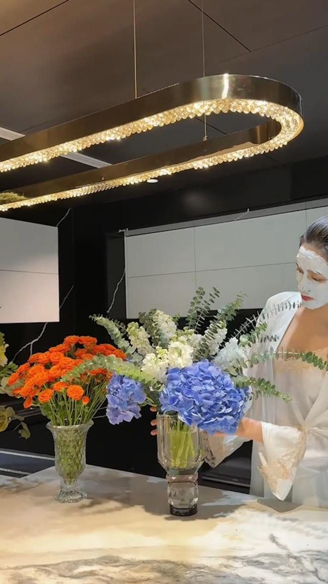 Người đẹp yêu bản thân, chăm sóc bản thân và dành thời gian chăm sóc không gian sống.