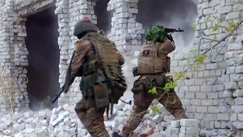 Việc chiếm được Selidovo tạo cơ hội cho Quân đội Nga bắt đầu tấn công với một mặt trận rộng theo hướng tây của hồ chứa Kurakhove, tiến tới khu dân cư có tên tượng trưng là Constantinople. Khu dân cư này, cùng với ngôi làng lân cận là Andreevka, nằm trên một nút giao thông quan trọng nối Kurakhove và tỉnh Zaporizhzhia. Ảnh: dzen.ru.