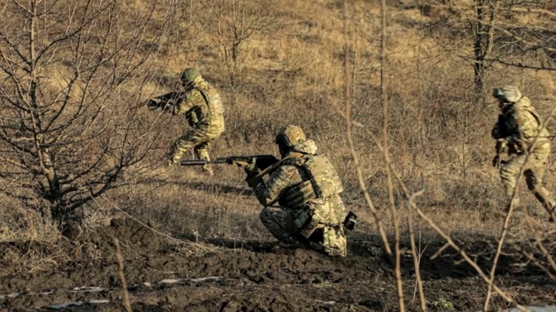 Trong khi đó, từ phía nam, một nhóm quân Nga khác cuối tuần vừa qua đã tiến sâu thêm 7 km vào hệ thống phòng thủ của Lực lượng Vũ trang Ukraine, củng cố ở các khu vực Shakhtarsky và Novoukrainka. Ảnh: Reuters.
