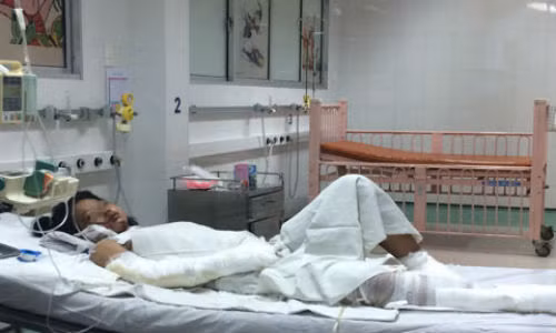 Be gai bi me tuoi xang thieu song: Kho giu duoc cac ngon tay