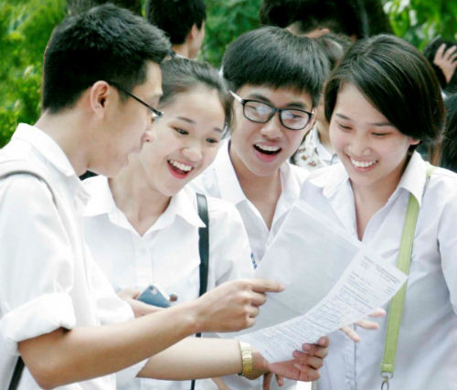 2. Ngày 25/8, các trường công bố danh sách trúng tuyển đợt 1 Ngày 25/8, tất cả các trường đại học, cao đẳng trên toàn quốc đã hoàn tất và công bố công khai danh sách thí sinh trúng tuyển lên trang web của trường. Hầu hết các trường top trên đều đã đủ chỉ tiêu và điểm chuẩn tăng cao so với năm ngoái. Trong đó, điểm chuẩn nguyện vọng một khối quân sự cao nhất là 28,25 điểm.