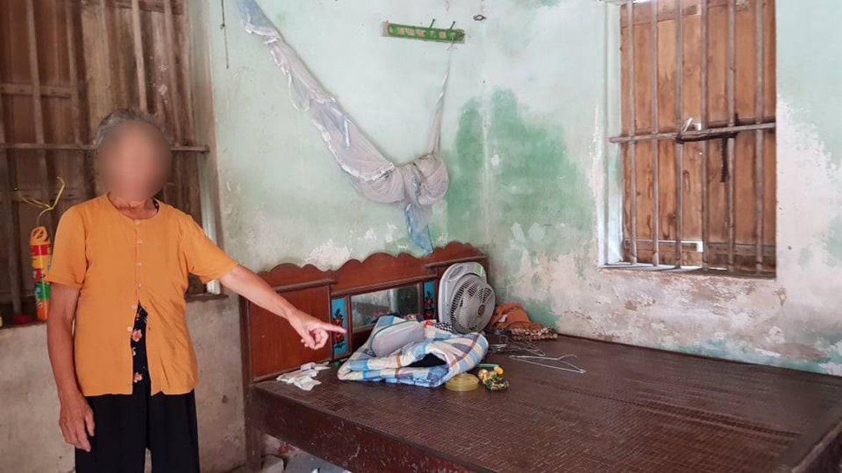 Ba ngoai 70 tuoi di keu cuu cho chau gai tam than nghi bi hang xom xam hai