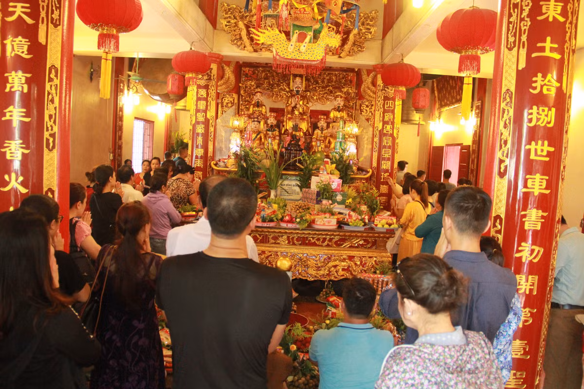 Người dân từ khắp nơi đổ đến Phủ Tây Hồ cầu bình an.