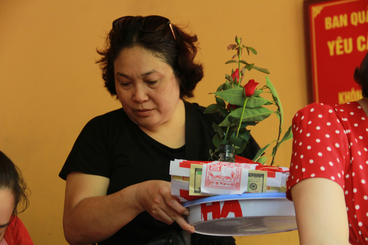 Người dân tất bật từ sáng sớm.