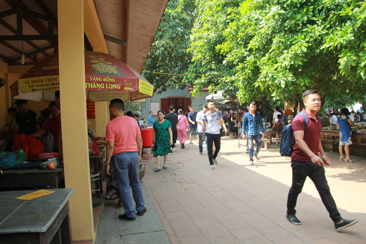 Đa số người dân đến đây là dân văn phòng, công sở.