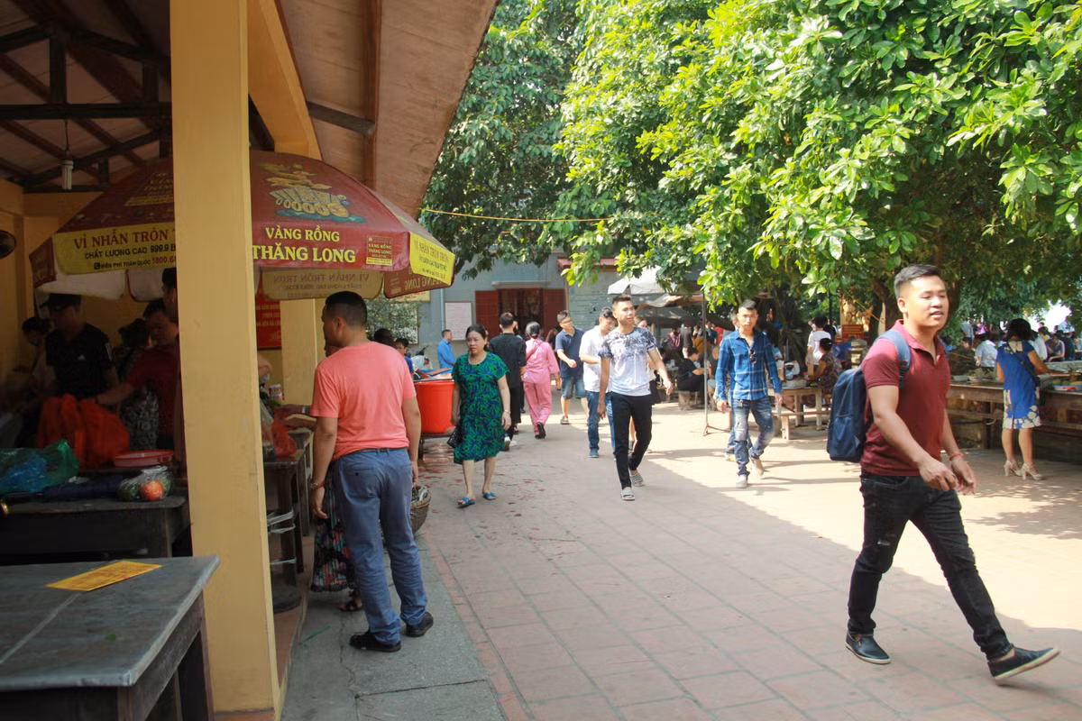 Đa số người dân đến đây là dân văn phòng, công sở.