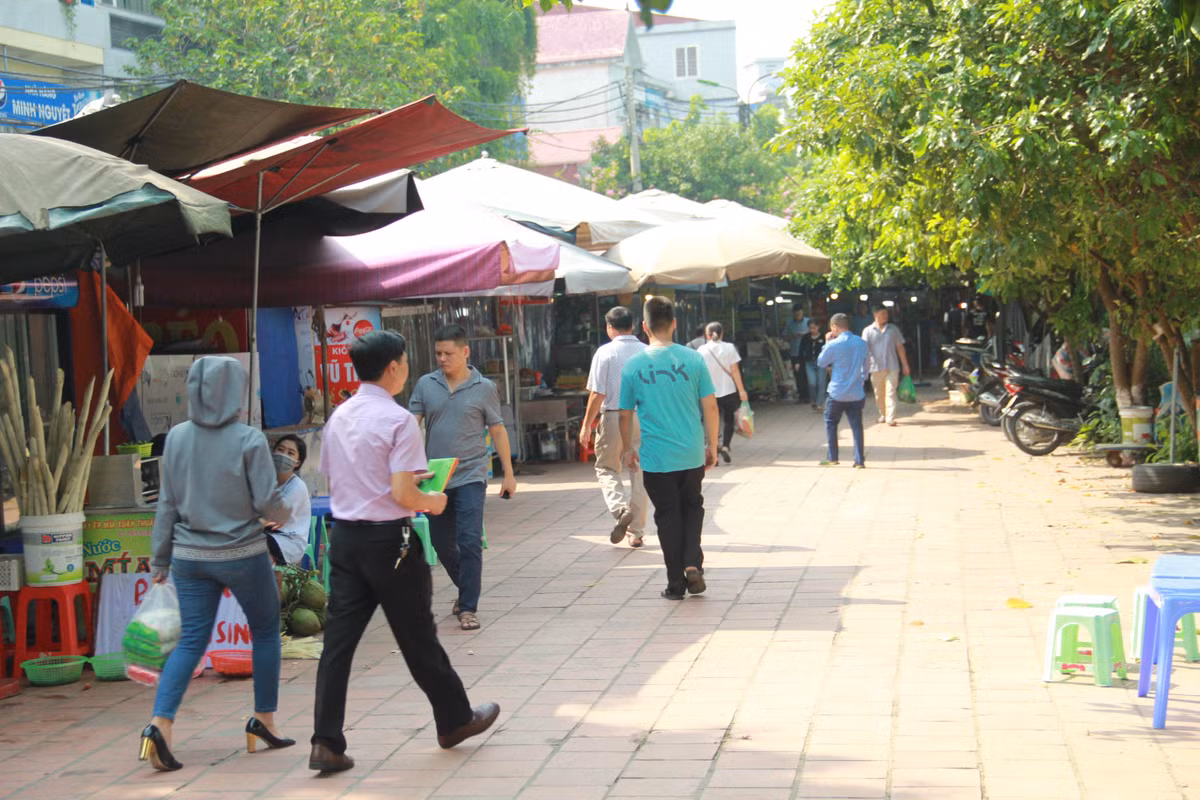 Từ sáng ngày 15/8, theo ghi nhận của PV Kiến Thức, nhân ngày lễ Vu Lan, rất đông người dân đã đến dâng hương tại Phủ Tây Hồ cầu bình an.