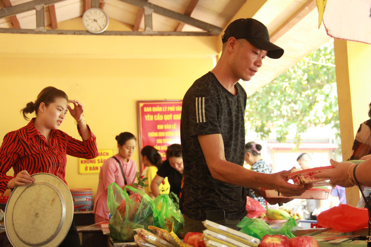 Anh Hùng, một tiểu thương tại đây cho biết, do hôm nay là ngày lễ Vu Lan nên người dân đến Phủ Tây Hồ đông hơn rất nhiều so với những ngày thường.