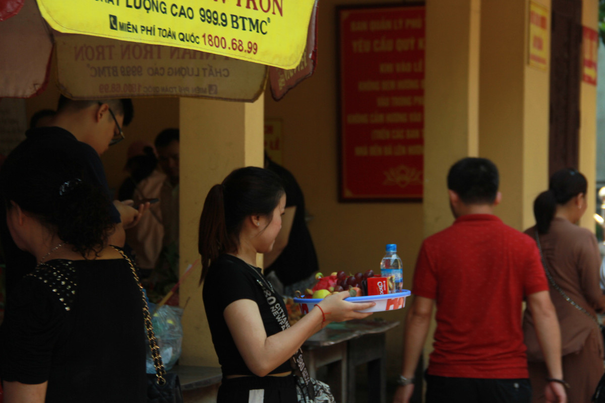 Nhân lễ Vu Lan, mọi người vẫn cố gắng thu xếp mọi công việc cùng người thân đến dâng hương từ sáng sớm.