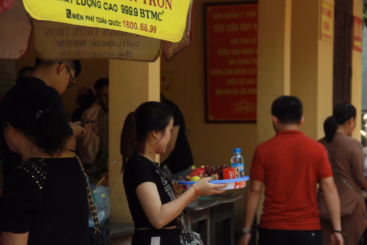 Nhân lễ Vu Lan, mọi người vẫn cố gắng thu xếp mọi công việc cùng người thân đến dâng hương từ sáng sớm.