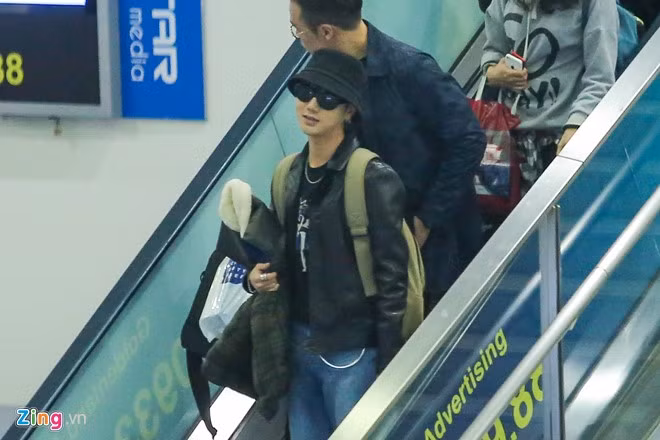 Đúng 23h30, ca sĩ Hàn Quốc xuất hiện ở thang máy. Anh thu hút với phong cách thời trang trẻ trung, cá tính. 