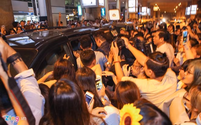 Các fan phấn khích, hạnh phúc khi được nhìn thần tượng. Họ liên tục gọi "Oppa". 