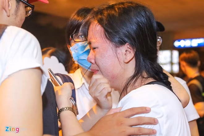 Sau khi nam diễn viên rời đi, nhiều fan đã không cầm được nước mắt. Họ khóc vì xúc động. Nhiều bạn cho biết họ rất vui vì gặp được thần tượng.