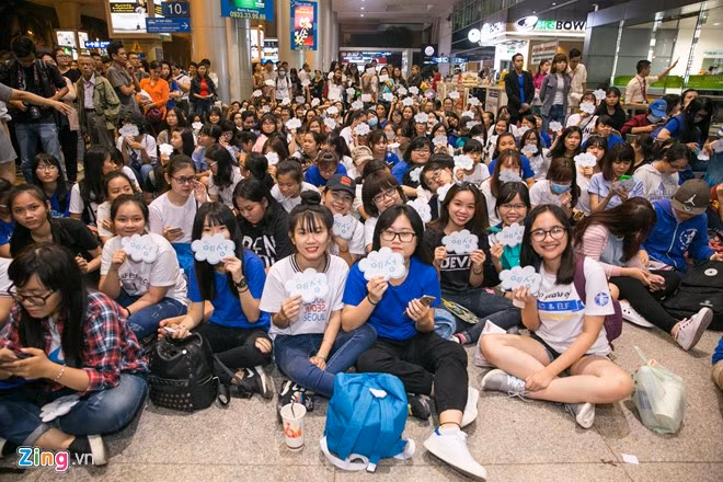 Thông tin ca sĩ Yesung đến Việt Nam tham dự chương trình Nhạc hội song ca khiến các fan thích thú, chờ đợi. Tối 7/12, đông đảo bạn trẻ là fan của nhóm Super Junior đã có mặt tại sân bay Tân Sơn Nhất, TP.HCM chào đón thần tượng.