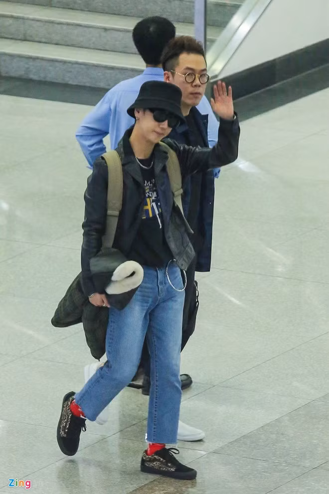 Yesung liên tục vẫy tay, mỉm cười chào người hâm mộ Việt.