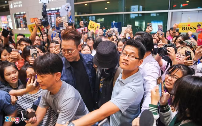 Ca sĩ Hàn Quốc bước ra ngoài sảnh thì hàng loạt fan ào ra, mong được gặp mặt thần tượng. Trợ lý của Yesung phải khó khăn lắm mới đưa anh ra khỏi vòng vây của người hâm hộ.