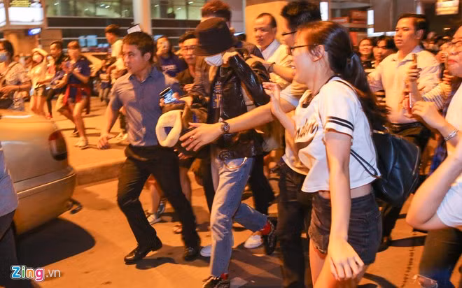 Đám đông bám sát, theo thần tượng ra tận chỗ đậu xe. Nhiều fan từ các tỉnh thành cũng về TP.HCM để ra sân bay đón thần tượng.