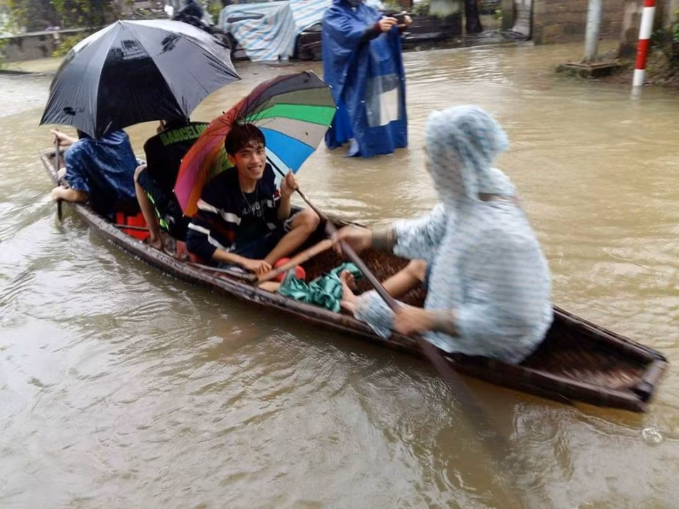 Do diễn biến mưa lũ phức tạp, nước các sông trên địa bàn tỉnh Thừa thiên - Huế đang ở mức cao và có thể tiếp tục lên, Ban chỉ đạo phòng chống lụt bão tỉnh đã có công điện gửi tới các sở, ban, nghành yêu cầu chủ động phòng chống lũ. Trong đó, yêu cầu Sở GD&amp;ĐT chỉ đạo các địa phương trong tỉnh cho học sinh nghỉ học ngày 16/12 để đảm bảo an toàn cho học sinh. 