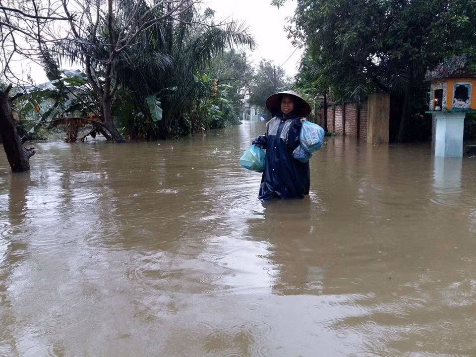 Nhiều người dân đã mua mì gói, gạo để dự trữ đề phòng lũ lớn và kéo dài nhiều ngày. 