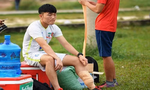 Xuan Truong chan thuong truoc ngay sang Han Quoc