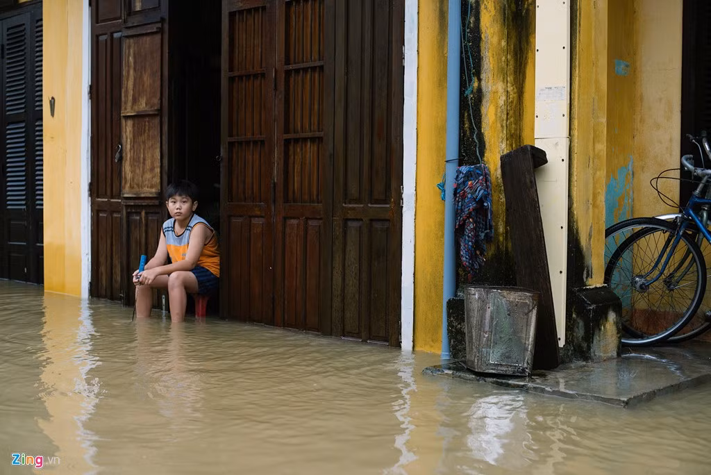 Toàn bộ các cửa hàng đóng cửa, ngừng hoạt động. Trẻ em nghỉ học. 