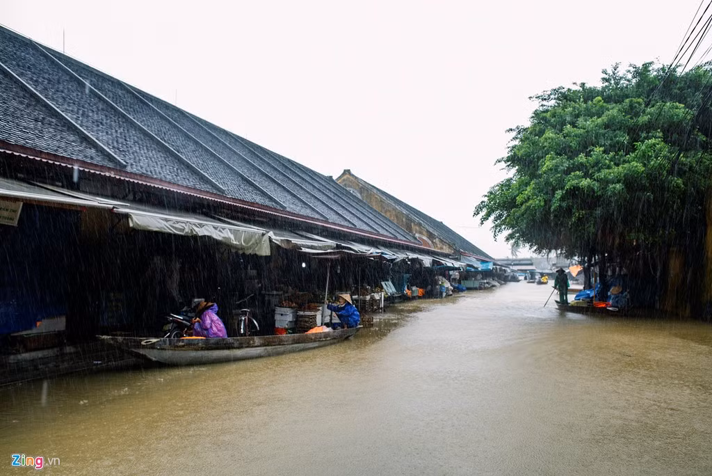 Chợ Hội An hoàn toàn đóng cửa. Các tiểu thương đi lại bằng thuyền để dọn dẹp, kê hàng hóa lên cao.