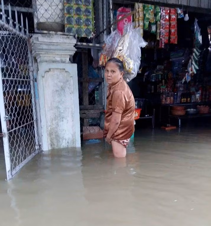 Theo ông Hùng, đây là đợt mưa lớn trái với quy luật hàng năm, kéo dài đến ngày 17/12. Hiện mức nước sông Hương xấp xỉ đạt báo động 3 (3,5 m); sông Bồ đang ở mức báo động 3 và có thể trên báo động 3 (4,5 m). 