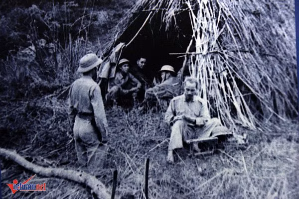 Bác Hồ trên đường đi chiến dịch Biên giới 1950