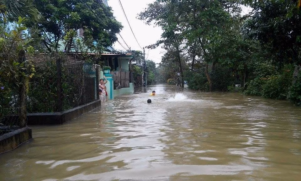 Hiện các hồ, đập thủy điện vẫn tiếp tục xả lũ với lưu lượng lớn gây ngập lụt trên diện rộng. Các tuyến tỉnh lộ, các địa phương thấp trũng đều bị ngập sâu trong lũ.
