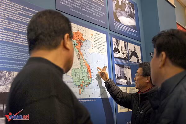 Nhiều người ôn lại lịch sử qua tấm bản đồ các nước Đông Dương và Việt Nam