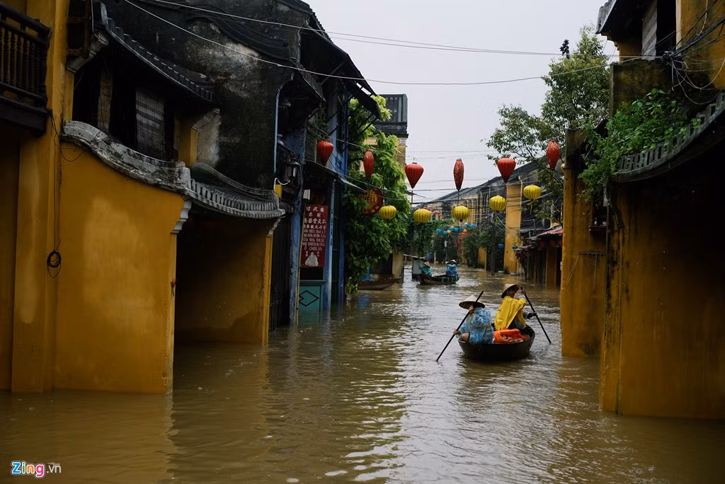 Trong hai ngày 15 và 16/12, Hội An liên tục có mưa, nước sông Thu Bồn dâng cao khiến cả khu phố cổ chìm trong biển nước. 