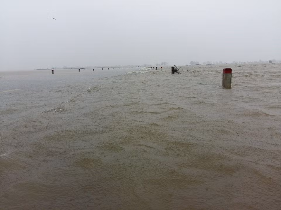 Các tuyến tỉnh lộ về các vùng thấp trũng các xã thuộc huyện Quảng Điền, Phú Vang đều ngập sâu trong nước khoảng 0,5 m gây, giao thông bị chia cắt. Nhiều khu vực thấp trũng ngập sâu hơn 1 m, bị cô lập với bên ngoài. 