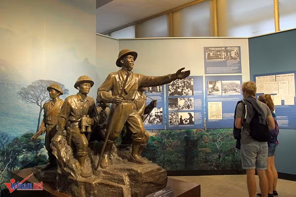 Bức tượng Bác Hồ đi chiến dịch được đặt trang trọng trong gian trưng bày triển lãm