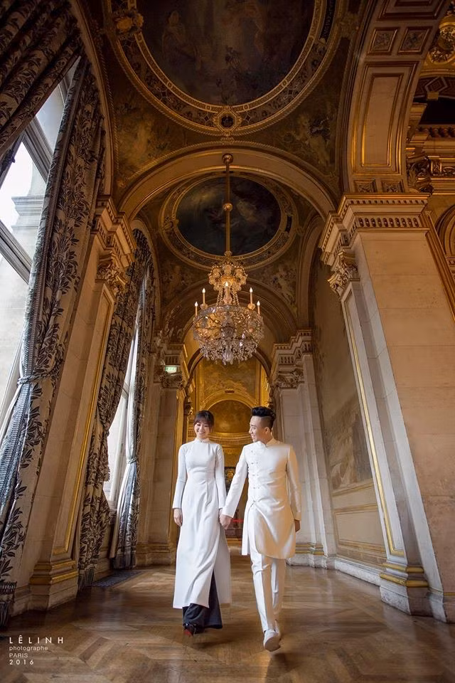 Trấn Thành nắm tay người thương sải bước ở một tòa lâu đài cổ tại Paris. Để có được địa điểm chụp này, phía ê-kíp phải đặt trước khá lâu.