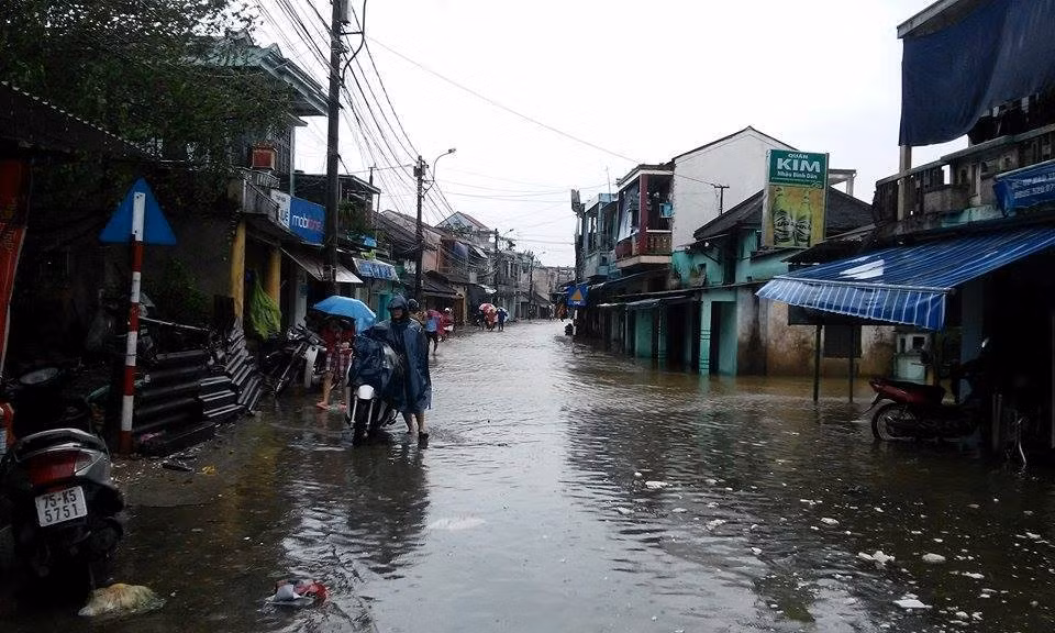 Khu vực chợ Bao Vinh (thị xã Hương Trà) nối TP Huế với các xã thuộc Hương Trà và Quảng Điền bị chia cắt và ngập sâu trong nước. Chị Nguyễn Thị Anh cho hay: "Từ chiều hôm qua, nước sông đã mấp mé tràn lên đường, đến sáng nay thì đã ngập sâu trong nước khiến cuộc sống người dân rất khó khăn."