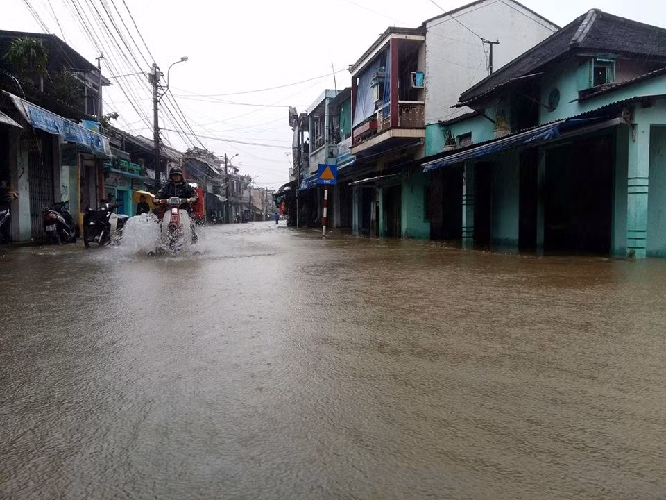 Một số tuyến phố nằm sát sông Hương như Bạch Đằng, Huỳnh Thúc Kháng, Chi Lăng... đều bị ngập trong nước lũ từ 0,3 -0,5 m, gây khó khăn trong lưu thông cho người dân. 