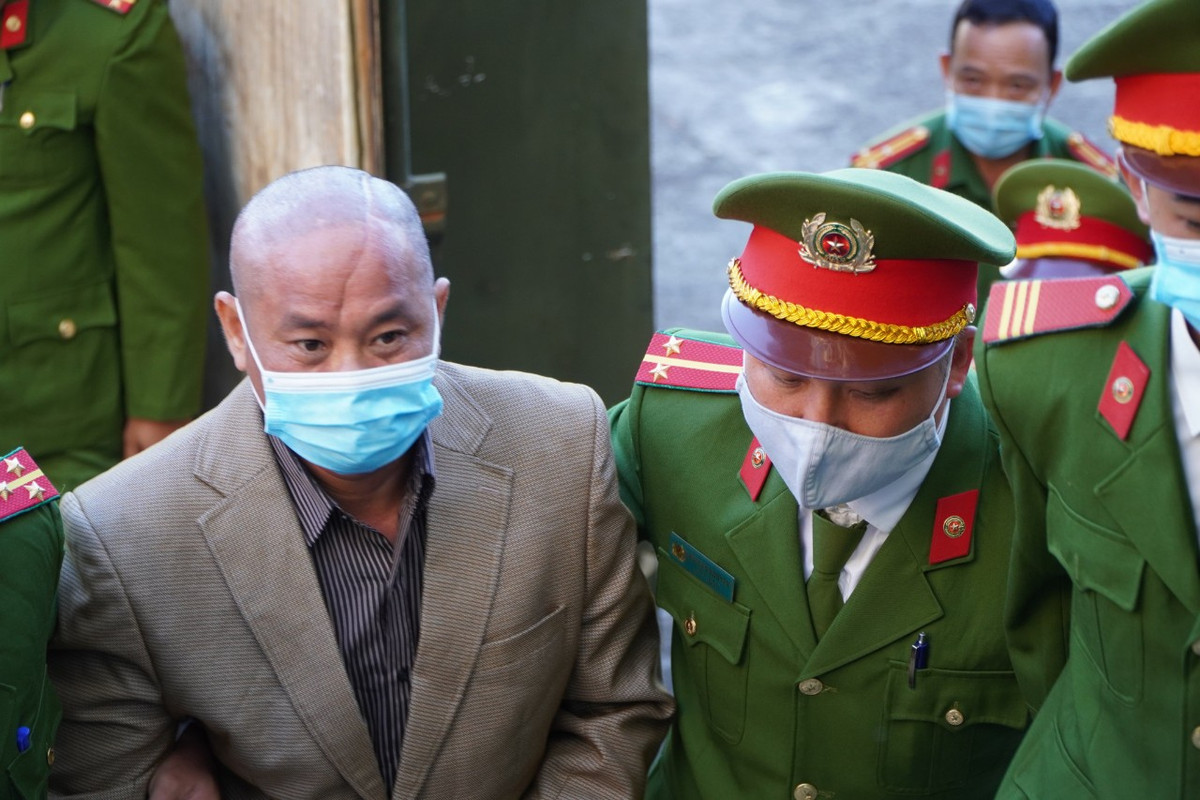 Nguyen Bi thu xa giet nguoi, dot xac o Dak Nong: Mac vest den toa-Hinh-2