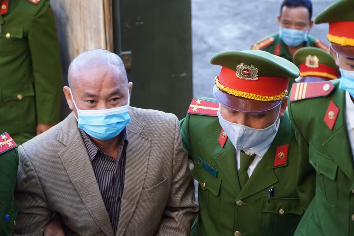 Nguyên Bí thư xã giết người, đốt xác ở Đắk Nông: Mặc vest đến tòa - Hình 2 Nguyen Bi thu xa giet nguoi, dot xac o Dak Nong: Mac vest den toa-Hinh-2