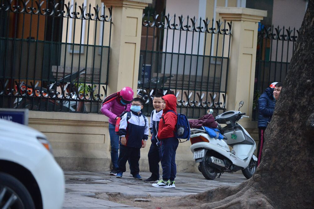 Nhiều học sinh ở Hà Nội đi học muộn trong tình trạng lạnh rét