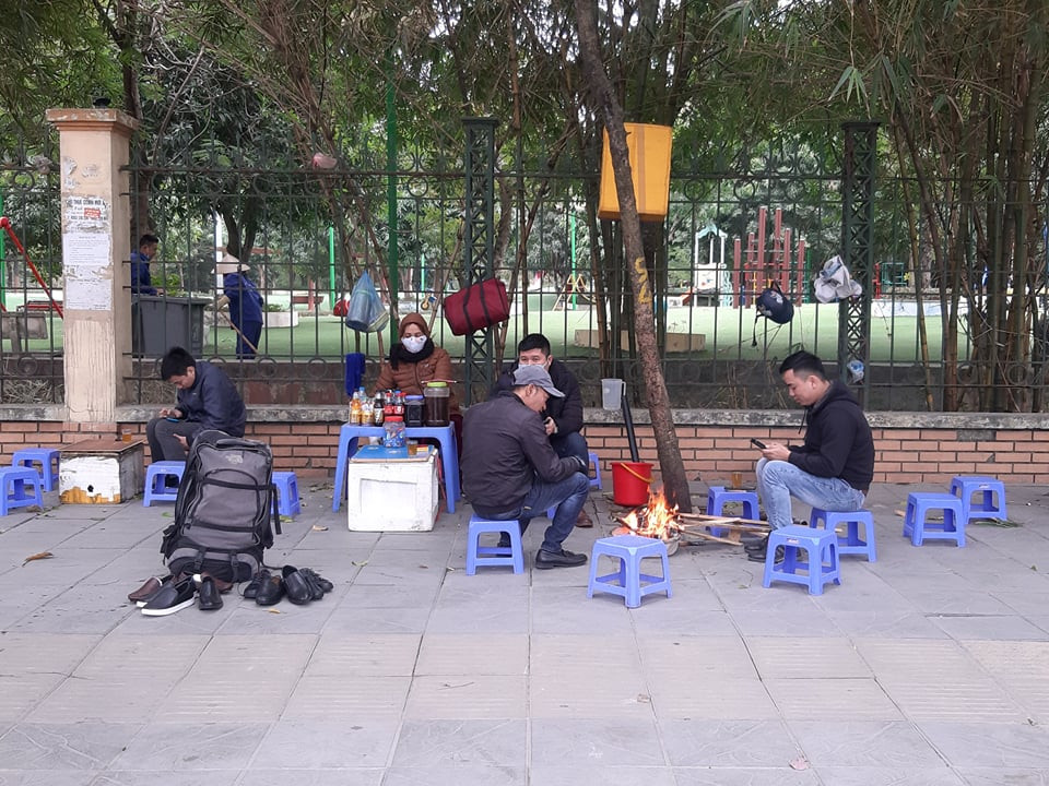 Tại các quán nước vỉa hè Hà Nội, những chậu lửa sưởi ấm không thể thiếu