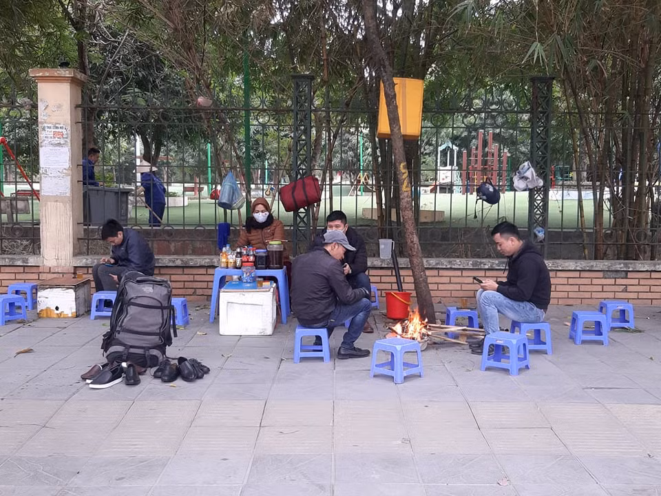 Tại các quán nước vỉa hè Hà Nội, những chậu lửa sưởi ấm không thể thiếu