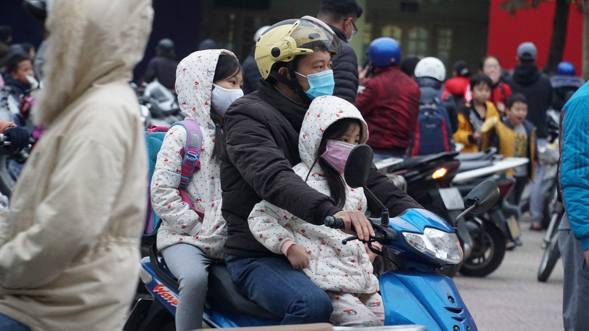 Phụ huynh tất bật đưa con nhỏ đi học trong thời tiết lạnh buốt