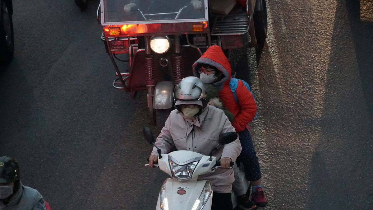 Do đó, căn cứ vào tình hình thực tế, các tỉnh thành trên cả nước sẽ lên kế hoạch phù hợp, rất có thể sẽ cho học sinh nghỉ học tránh rét cũng như để đảm bảo sức khoẻ. Tuy nhiên, trong sáng nay tại Hà Nội chưa có trường học nào thông báo cho học sinh nghỉ