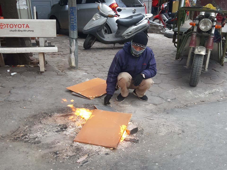 Những người lao động chân tay liên tục phải đốt lửa để sưởi ấm vì thường xuyên đứng ngoài đường chờ việc