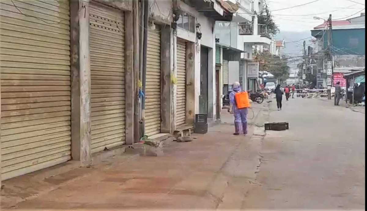 Các khu vực liên quan đến ca nhiễm COVID-19 và tiếp xúc như: Chợ Cái Rồng, nơi ở của chị Nguyễn Thị Kim Oanh (F0) và một số khu vực công cộng có nguy cơ lây nhiễm cao đã được huyện Vân Đồn tiến hành phun khử khuẩn, tiêu độc.