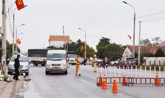 Ngày 29/1 tại khu vực thị xã Đông Triều, tỉnh Quảng Ninh, gần 20 cán bộ, chiến sĩ cùng các xe chuyên dụng của tiểu đoàn phòng hóa 38, Bộ Tham mưu Quân khu 3 đã phun hóa chất tiêu tẩy, khử khuẩn bề mặt bằng hóa chất cloramin B tại khu vực các xã: Bình Dương, An Sinh, Thủy An và Nguyễn Huệ. 