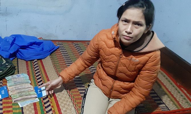 Bat qua tang nguoi phu nu chuyen trom tien nguoi ban thit lon