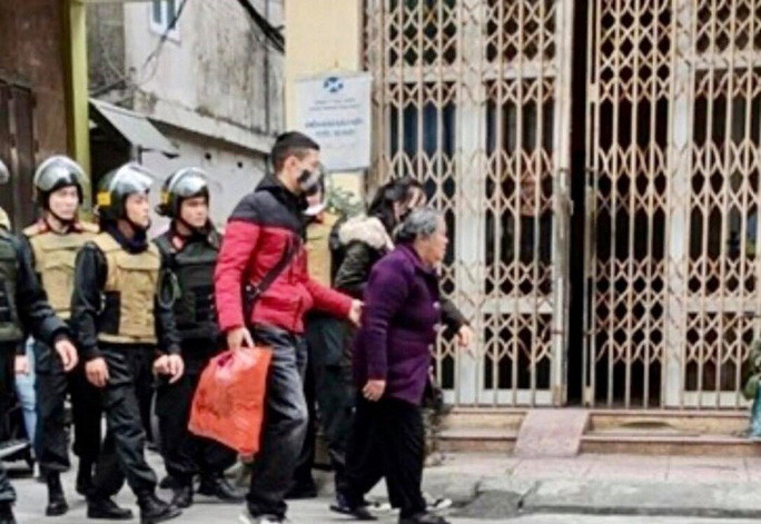 Đường dây ma túy hoạt động dưới sự chỉ huy của bà già 75 tuổi. Chứng kiến cảnh bà bị lực lượng chức năng áp giải lên xe chuyên dụng đưa về đồn, người dân vừa vui mừng vì triệt xóa được tụ điểm ma túy, đồng thời cũng xót xa cho 1 bà lão ở cái tuổi gần đất xa trời nhưng không làm gương cho con cháu mà còn kéo họ vào đường dây ma túy.